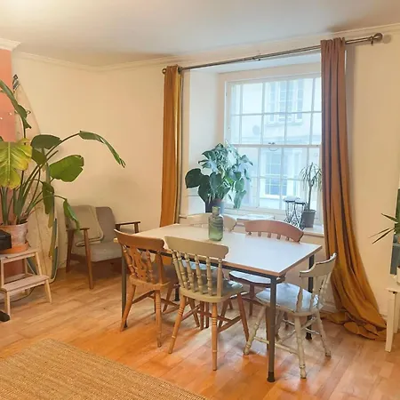 Ninetree Hill One Bedroom Basement Flat Appartement